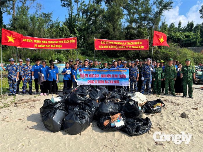 Chi đoàn Đồn Biên phòng Chí Linh phối hợp ra quân làm sạch biển, thu gom rác thải, bảo vệ môi trường ven biển.