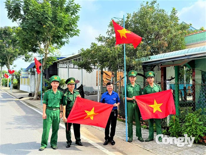 Đồn Biên phòng Long Hòa phối hợp với Đoàn Thanh niên xã An Thới Đông triển khai công trình “Đường cờ Thanh niên” dài 2km, với 200 lá cờ Tổ quốc trị giá 5 triệu đồng.