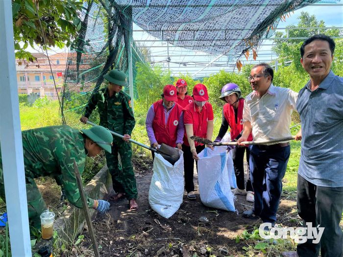 Chi đoàn Đồn Biên phòng Cần Thạnh phối hợp với Hội Chữ thập đỏ xã Cần Giờ và Chùa Hưng Cần Tự tổ chức cải tạo, xây dựng vườn thuốc Nam tại Trường Tiểu học Cần Thạnh 2.