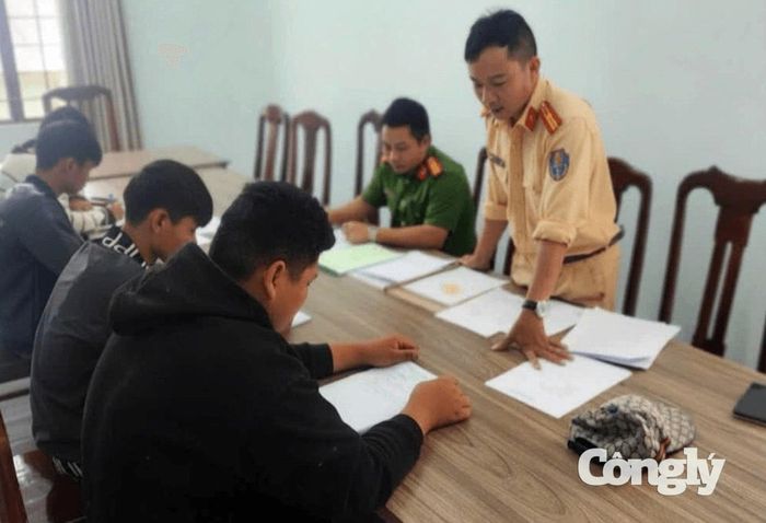 Công an làm việc với Luân và nhóm người liên quan.