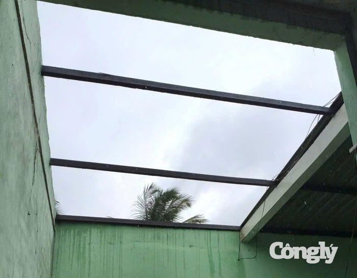 Mái tôn của người dân bị gió tốc, cuốn đi.