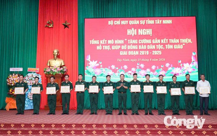 Trao khen thưởng tặng các tập thể, cá nhân có thành tích tiêu biểu trong thực hiện mô hình.