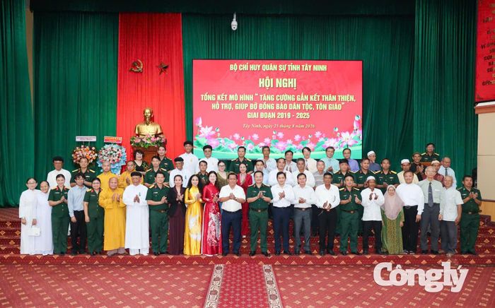 Các đại biểu tham dự hội nghị chụp ảnh lưu niệm.