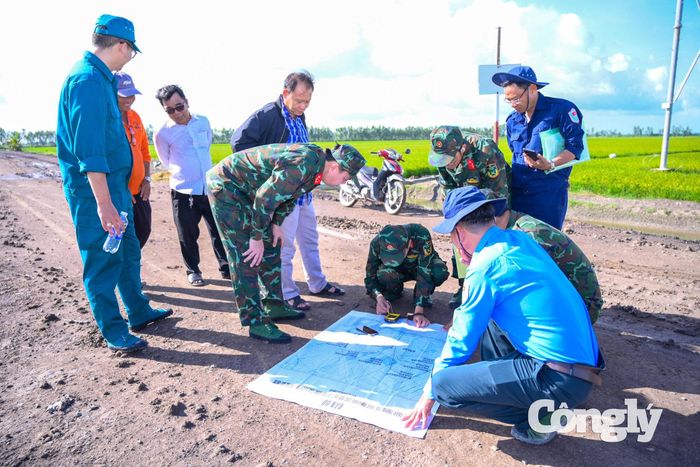 Cơ quan Bộ CHQS tỉnh tiến hành khảo sát thực địa các vị trí nghi ngờ có hài cốt liệt sĩ tại khu vực Tràm Dù