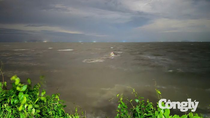 Cán bộ, chiến sĩ Ban Chỉ huy Quân sự Đặc khu Kiên Hải, tỉnh An Giang cùng các lực lượng đã xuyên đêm tổ chức cứu nạn, đưa 4 thuyền viên trên sà lan bị chìm vào bờ an toàn