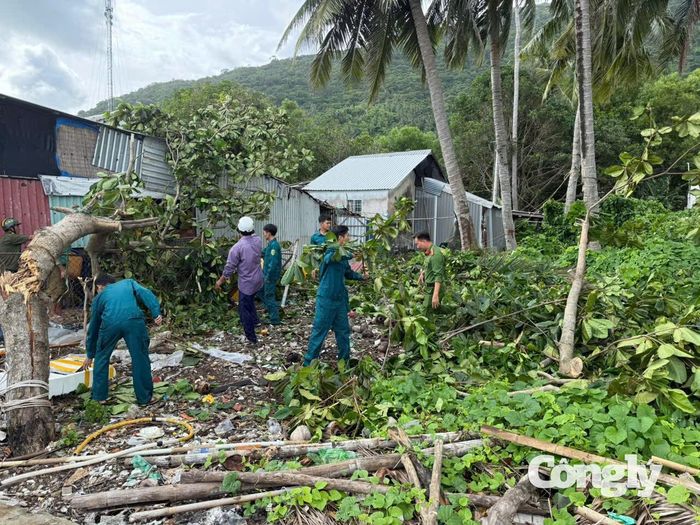 Không chỉ tham gia cứu người trên biển, cán bộ, chiến sĩ, lực lượng Ban Chỉ huy Quân sự Đặc khu Kiên Hải còn giúp dân khắc phục ảnh hưởng bởi giông lốc gây ra