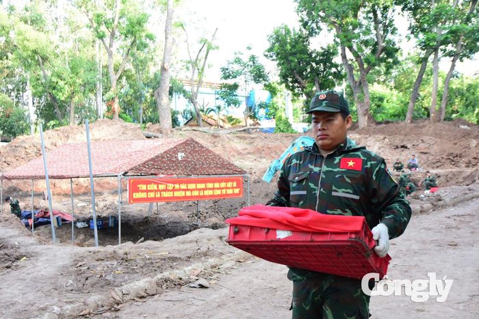 Hài cốt liệt sĩ được đưa vào khu vực quy tập.