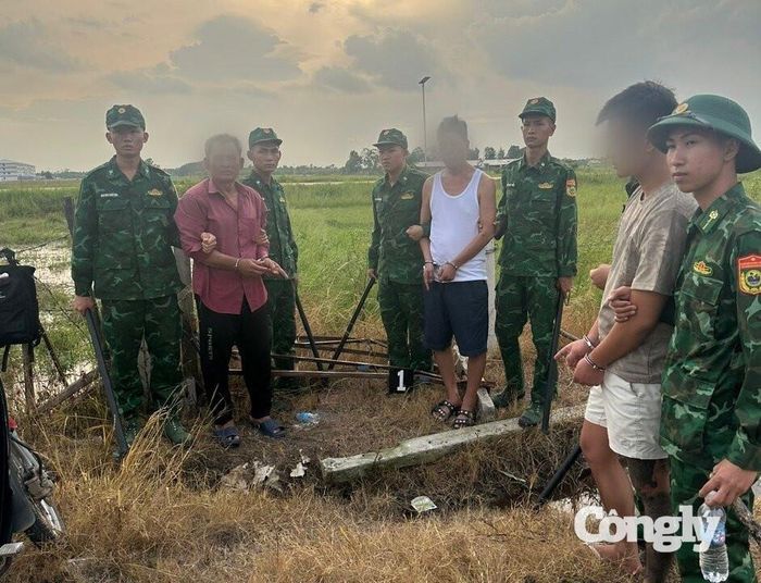 Các đối tượng Mang Văn Do và Trần Văn Công bị bắt giữ khi đang tổ chức cho ông Onomura Hiromitsu xuất cảnh trái phép sang Campuchia.