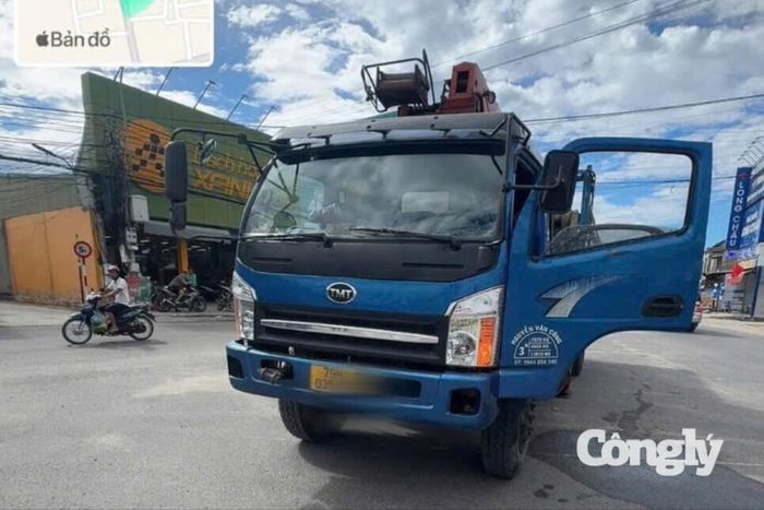 Xe tải chở theo cẩu đỗ sai quy định.