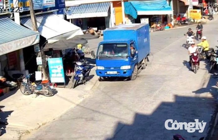 Xe tải đậu tại vị trí đường giao nhau.