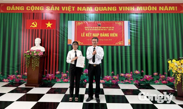 Đồng chí Nguyễn Hoàng Nam, Bí thư Chi bộ, Chánh án TAND khu vực 5 - Cần Thơ trao quyết định và chúc mừng đảng viên mới.