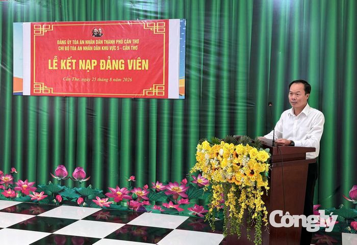 Đồng chí Nguyễn Văn Thanh Bình, Phó Bí thư Chi bộ, Phó Chánh án TAND khu vực 5 - Cần Thơ công bố Quyết định tại buổi lễ.