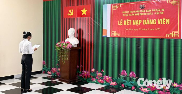 Đảng viên mới Nguyễn Thị Như Ý thực hiện nghi thức tuyên thệ.