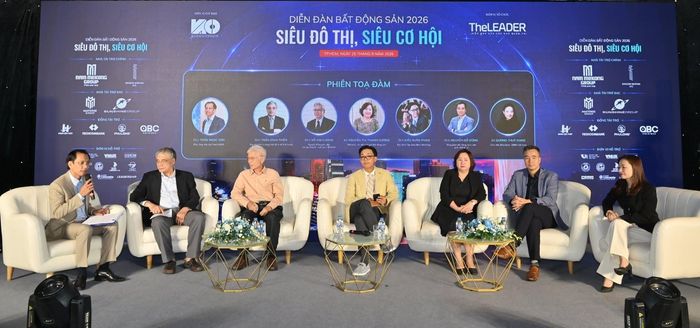Nhà báo Trần Ngọc Sơn - Phó tổng biên tập Tạp chí TheLEADER điều phối phiên tọa đàm.
