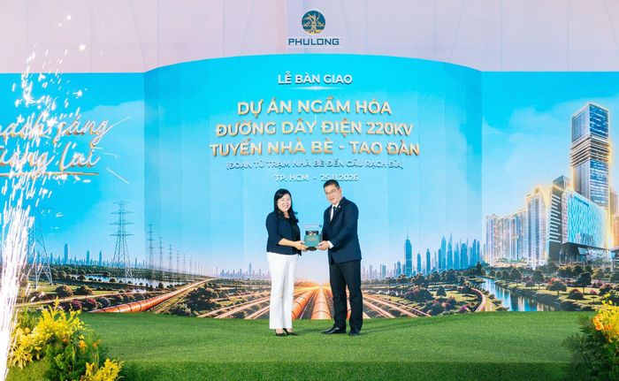 Ông Nguyễn Vũ Anh Tú – Tổng giám đốc Phú Long bàn giao biểu trưng công trình đến bà Nguyễn Thị Kim Ngọc – Phó giám đốc Sở Công Thương TP.HCM, đại diện UBND TP.HCM.