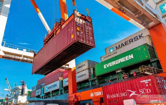 Hàng hoá cập bến tại Cảng Quy Nhơn.