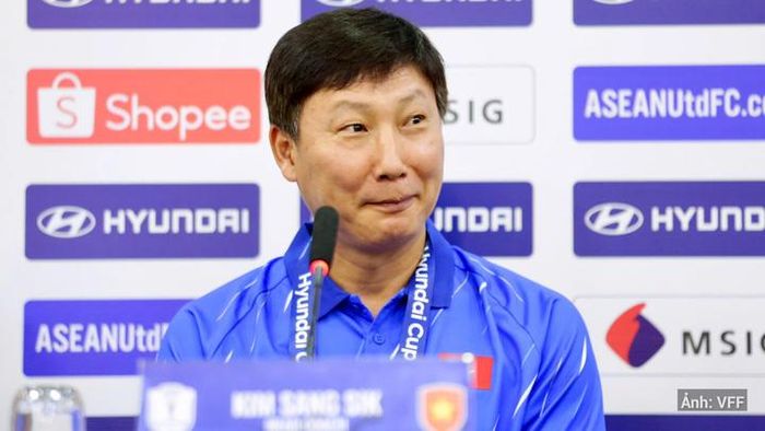 Huấn luyện viên Kim Sang-sik tại buổi họp báo trước trận chung kết lượt về ASEAN Cup 2026.