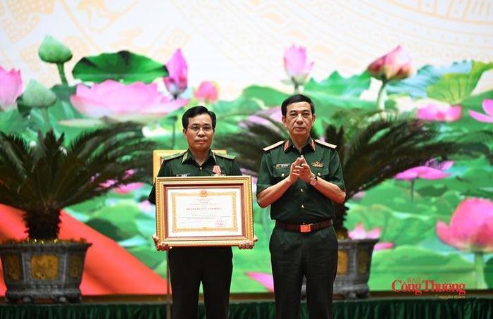 Thừa lệnh của Chủ tịch nước, Đại tướng Phan Văn Giang trao tặng Huân chương Lao động hạng Ba cho Thiếu tướng Vũ Quốc Ân, Phó Chính ủy BĐBP.