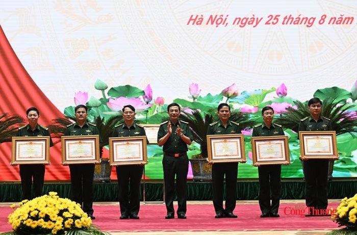 Đại tướng Phan Văn Giang trao tặng Bằng khen của Thủ tướng Chính phủ cho 3 tập thể và 3 cá nhân đã có thành tích xuất sắc trong tổ chức thực hiện Chương trình "Xuân Biên phòng ấm lòng Dân bản".