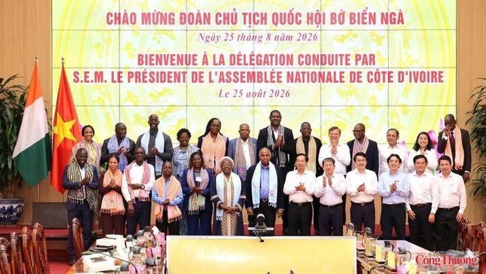 Các đại biểu chụp hình chung. 