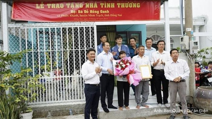 Ông Lê Văn Quý, Giám đốc Ban Quản lý Dự án Điện (ngoài cùng bên trái) cùng đại diện tổng thầu, chính quyền địa phương bàn giao nhà tình thương cho hộ bà Đỗ Hồng Oanh