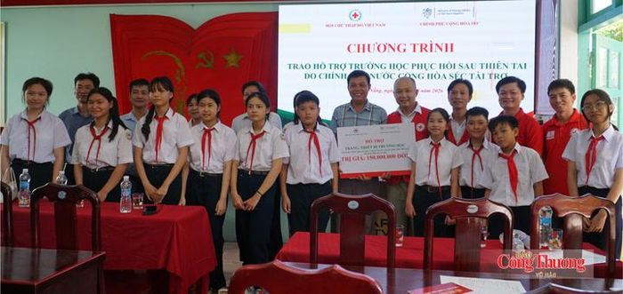 500 học sinh trường bậc tiểu học, THCS tại phường Hội An, Hội An Đông được nhận học bổng để bước vào năm học mới 2026 - 2027 trong niềm hân hoan, phấn khởi.