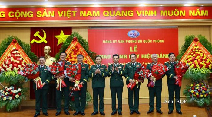 Đại tướng Phan Văn Giang và Đại tướng Nguyễn Tân Cương chúc mừng các đồng chí đảng viên được nhận Huy hiệu 35 năm tuổi Đảng.