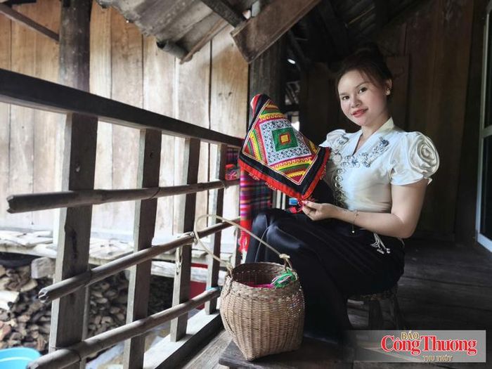 Khăn piêu thêu tay của dân tộc Thái.