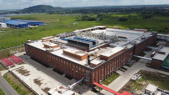 Dự thảo sửa đổi, bổ sung Luật Đầu tư trao cho địa phương cơ chế đặc thù: Cho phép Hội đồng nhân dân các tỉnh, thành phố trực thuộc trung ương quyết định sử dụng ngân sách của địa phương để hỗ trợ chi phí cho các dự án đầu tư chiến lược, có tác động lớn đến phát triển kinh tế - xã hội của địa phương. Trong ảnh: Một nhà máy sản xuất chip có vốn đầu tư nước ngoài tại TP. Hồ Chí Minh.