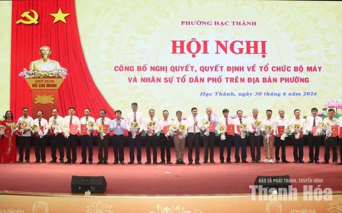 Lãnh đạo phường Hạc Thành trao quyết định cho các đồng chí được chỉ định giữ các chức danh sau sắp xếp tổ dân phố.