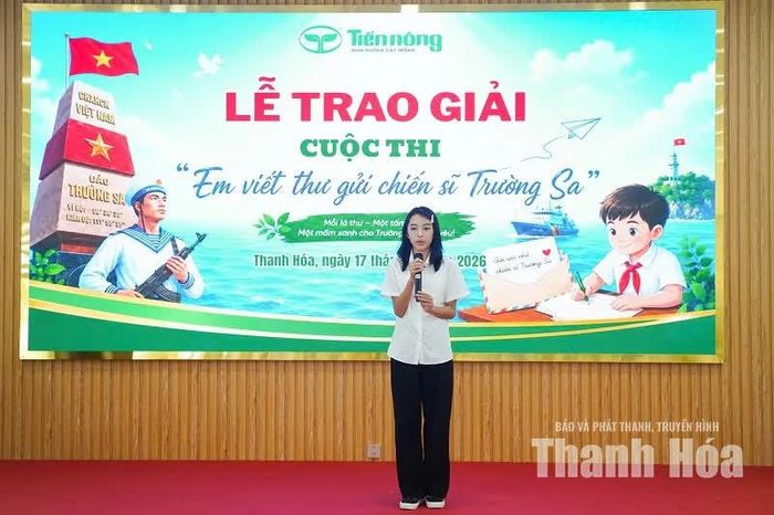 Em Minh Anh phát biểu tại lễ trao giải Cuộc thi “Em viết thư gửi chiến sĩ Trường Sa”.