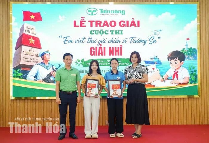 Em Lê Dương Linh Chi (áo xanh dương) nhận giấy chứng nhận đoạt giải nhì cuộc thi “Em viết thư gửi chiến sĩ Trường Sa”.