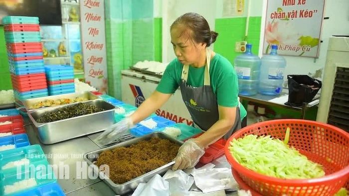 Mỗi người góp một chút công sức, người sơ chế thực phẩm, người nấu ăn, người chia suất, người chuẩn bị những phần cơm để kịp mang đến các bệnh viện.