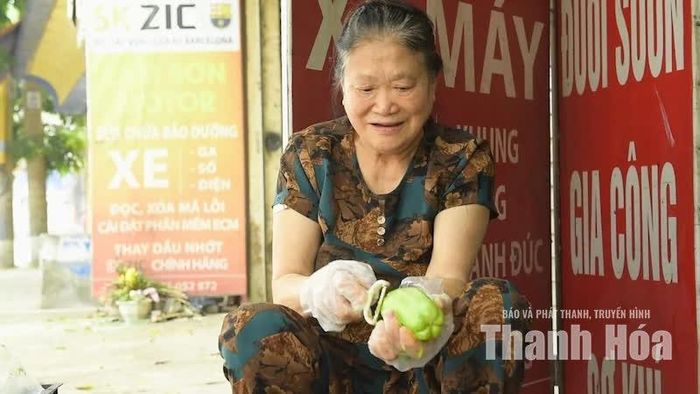 Những người đứng bếp ở đây phần lớn là những người phụ nữ tóc đã điểm bạc, lặng lẽ nấu những suất cơm chay 0 đồng gửi đến bệnh nhân nghèo và người nhà đang ngày ngày chống chọi với bệnh tật.