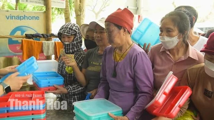 Nhiều người có người thân đang điều trị tại bệnh viện chia sẻ, nhờ những suất cơm 0 đồng, mỗi buổi trưa gia đình có thể tiết kiệm khoảng 20.000 - 30.000 đồng tiền ăn, qua đó dành dụm thêm một phần chi phí cho hành trình chữa trị của người bệnh.