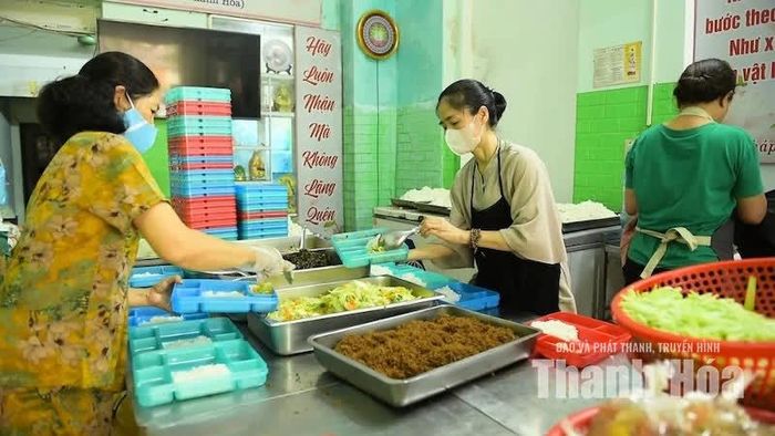 Từ thứ 2 đến thứ 6 hằng tuần, nhà ăn phát cơm trưa cho bệnh nhân và người nhà tại nhiều bệnh viện trên địa bàn phường Hạc Thành.