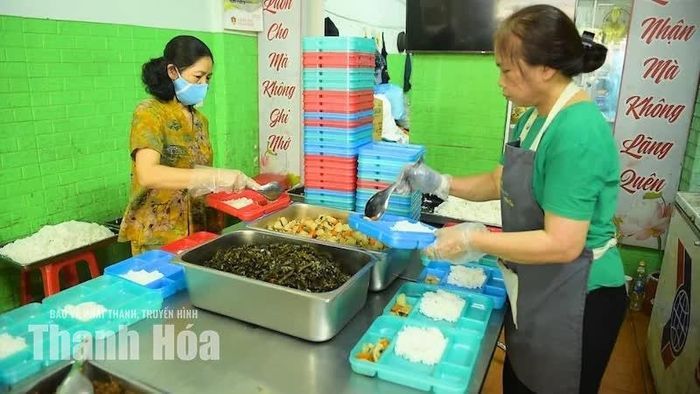 Bữa cơm ở đây là những món chay thanh đạm, phù hợp với người bệnh, nhẹ nhàng và dễ tiêu hóa. Thực đơn được thay đổi hằng ngày để những người nhận cơm không cảm thấy đơn điệu.