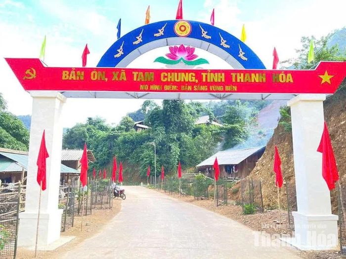 Cổng chào “Bản sáng vùng biên” tại bản Ón, xã Tam Chung.