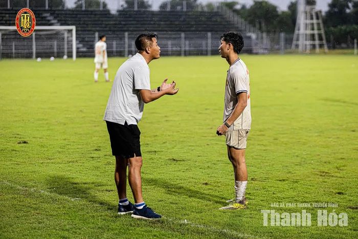 HLV Mai Xuân Hợp (trái) và các học trò đang tích cực tập luyện cho mùa giải mới. Ảnh: Trung Trần