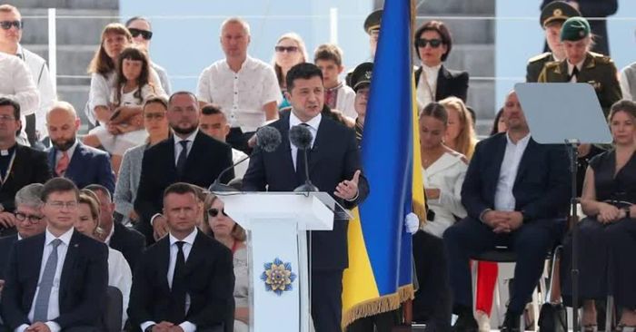 Tổng thống Volodymyr Zelenskiy phát biểu trong ngày lễ độc lập. Ảnh: Reuters.