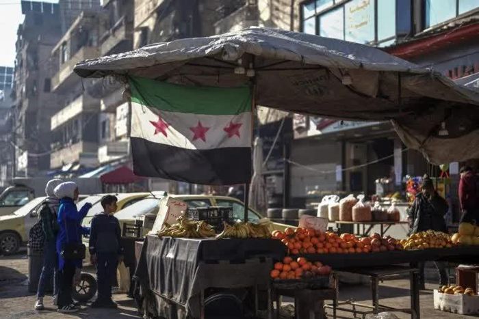 Trẻ em mua hàng tại một khu chợ ngoài trời ở Aleppo, Syria, ngày 30/1/ 2025. Ảnh: AP.