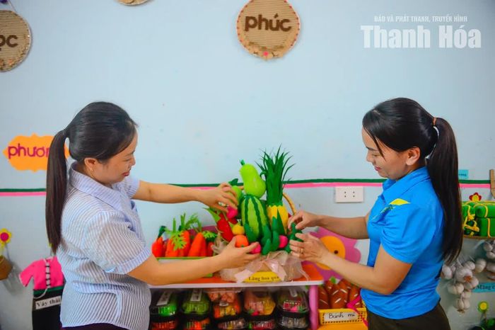 Theo cô Hồng, hiện nhà trường hoàn tất việc chỉnh trang phòng học, cơ sở vật chất, nâng cấp hệ thống chiếu sáng, vệ sinh môi trường, trang trí lại các lớp học, rà soát lại các điều kiện để phục vụ tốt nhất để “mỗi ngày đến trường là một ngày vui".
