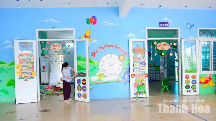 Cô giáo Đỗ Thị Hồng, Hiệu trưởng Trường Mầm non Nam Xuân cho biết: Sau khi sắp xếp lại Trường Mầm non Nam Xuân (cũ) và Trường Mầm non Nam Tiến, thành Trường Mầm non Nam Xuân, năm học 2026-2027 nhà trường có 49 cán bộ, giáo viên, 16 nhóm lớp và 269 cháu.