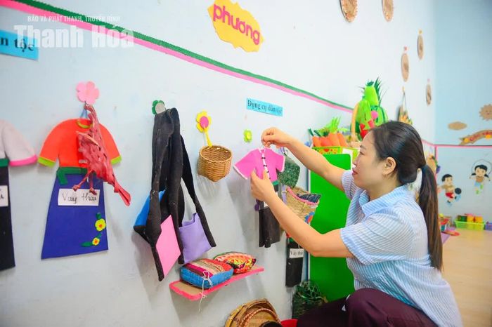 Góc quê hương với trang phục, đồ dùng được giáo viên cẩn thận sắp xếp phù hợp với nét đặc trưng của văn hóa người Thái nơi đây.