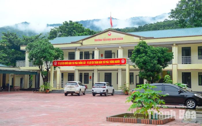 Ghi nhận tại Trường Tiểu học Nam Xuân, công tác vệ sinh môi trường, sắp xếp lại bàn ghế, thiết bị, lớp học đã được triển khai thực hiện để đón các em học sinh trong ngày tựu trường.