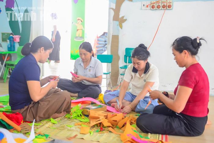 Những bộ bàn ghế, đồ dùng dạy học được kiểm tra, bổ sung trước ngày tựu trường. Việc bảo đảm đầy đủ thiết bị phục vụ dạy học ngay từ đầu năm có ý nghĩa đặc biệt quan trọng với các giáo viên Trường Mầm non Nam Xuân.