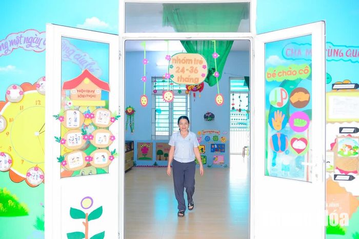 Ghi nhận tại Trường Mầm non Nam Xuân (xã Nam Xuân), cán bộ, giáo viên tranh thủ những ngày trước năm học mới để dọn vệ sinh, chăm sóc cây xanh, chỉnh trang sân trường, tạo không gian sạch sẽ, an toàn cho trẻ.