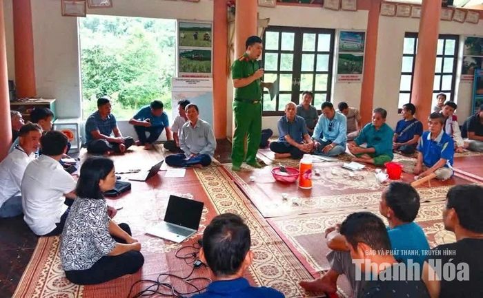 Tổ chuyển đổi số cộng đồng xã Đồng Lương triển khai mô hình dịch vụ công lưu động tại nhà văn hóa thôn Tân Sơn.