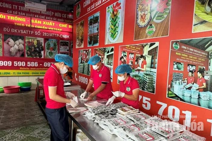 Công nhân Công ty TNHH Nông nghiệp hữu cơ Thiên Bảo dán tem cho các sản phẩm từ ốc.
