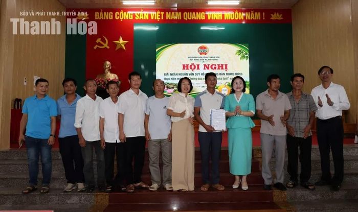 Ban điều hành Quỹ hỗ trợ nông dân giải ngân vốn cho 10 hộ trong Câu lạc bộ nông dân sản xuất, kinh doanh giỏi.